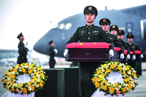 23日上午,第十批在韩中国人民志愿军烈士遗骸回国迎接仪式在沈阳举行。上午9时,中韩双方在韩国仁川国际机场举行25位在韩志愿军烈士遗骸交接仪式。运送烈士遗骸的专机进入中国领空后,空军两架战斗机迎接护航。12时19分迎接仪式在沈阳桃仙国际机场正式开始。仪式结束后,烈士遗骸棺椁被护送至沈阳抗美援朝烈士陵园,沿途一万多名群众列队迎接英雄回家。24日10时,安葬仪式将在该陵园志愿军烈士纪念广场举行。◎新华社发